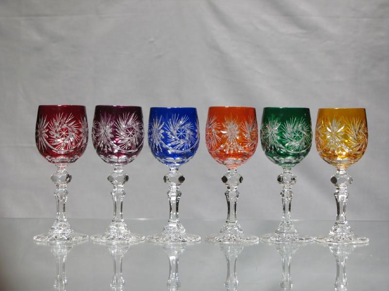 Verre a vin cristal avec pied couleur.