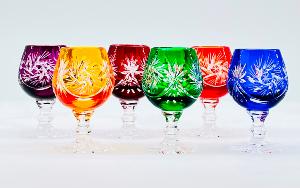 Verres à thé couleur et incrustations or cristal de Bohême fond taillé