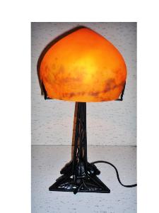 Lampe art nouveau fer forgé triangulaire et pate de verre orange