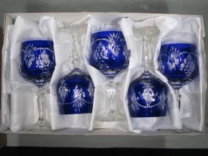 verre à vin cristal bohème couleur bleu  ( coffret de 6 )