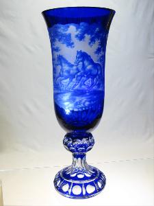 Vase "chevaux" en Cristal de Bohème Bleu cobalt
