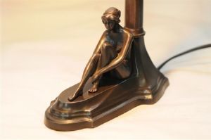 Lampe Ambre Veneto Treviso femme assise en Bronze
