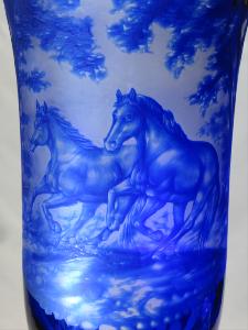 Vase "chevaux" en Cristal de Bohème Bleu cobalt