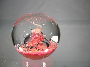 Sulfure , presse papier volcan rouge orangé