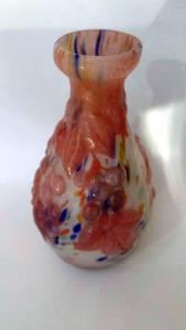Vase Tip Gallé blanc " Raisin rose " 