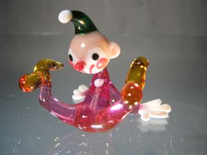 Petite Figurine Clown assis en Cristal de couleur rose