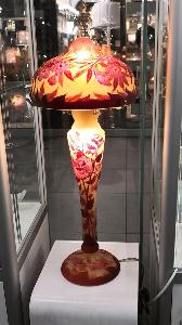 Lampe Tip Gallé Fine Haute "Fleurs rose fuchsia "  57 cm 
