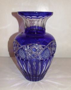 Vase bleu en cristal taillé