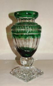 Vase vert en Cristal de Bohème sur pied 