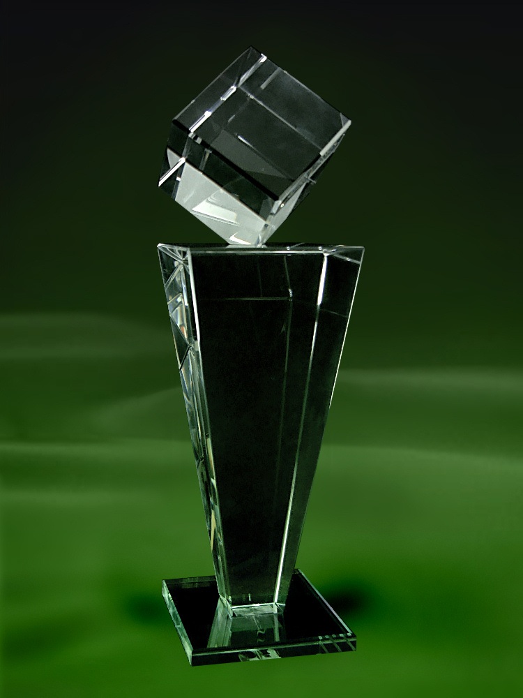 Trophée en cristal remise de prix cube sobre ou personnalisé