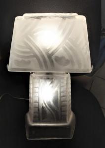 Lampe Art Déco style Daum en verre pressé 