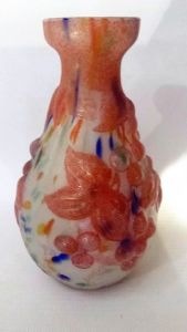 Vase Tip Gallé blanc " Raisin rose " 