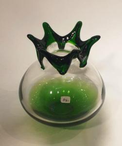 Vase vert stylisé