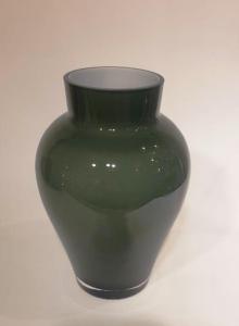 Vase urne vert gris