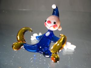 Clown assis en Cristal de couleur bleu 