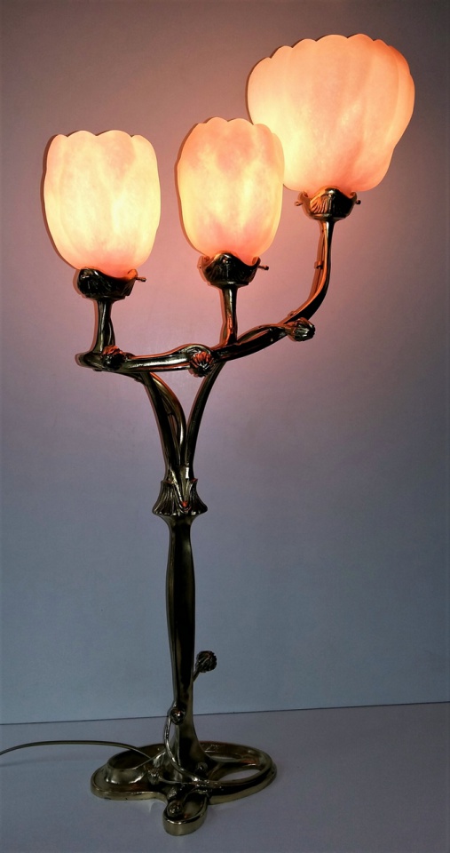 Lampe Nénuphare " aux magnolias " Rose pale Tip Gallé pied en bronze 