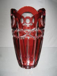 Vase en cristal de Bohème taillé rouge