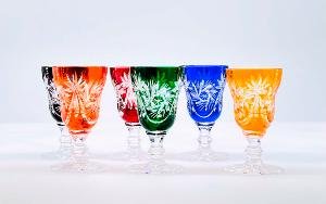 Verres en cristal taillé de couleur