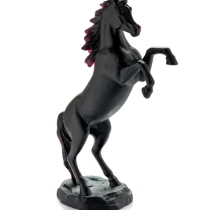 Sculpture d'un cheval fougueux de la prestigieuse cristallerie Daum. De couleur noire.