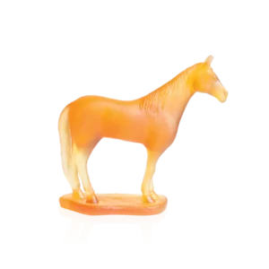 Sculpture du cheval horoscope chinois de la prestigieuse cristallerie Daum. De couleur ambre.