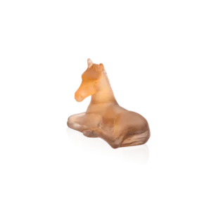 Mini-poulain en pâte de verre de la prestigieuse cristallerie Daum. Couleur ambre gris.