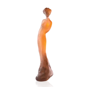 Sculpture "Amélie" en pâte de verre de la prestigieuse cristallerie Daum, réalisée en collaboration avec l'artiste Jean-Philippe Richard. Couleur ambre grise.