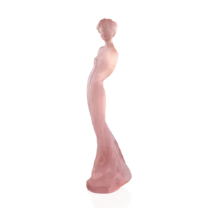 Sculpture "Amélie" en pâte de verre de la prestigieuse cristallerie Daum, réalisée en collaboration avec l'artiste Jean-Philippe Richard. Couleur ambre rose.