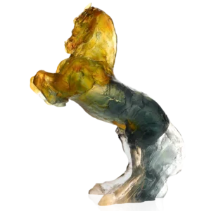 Sculpture "Balthazar" en pâte de verre d'un cheval de la prestigieuse cristallerie Daum, réalisée en collaboration avec l'artiste Jean-Louis Sauvat. Couleur ambre-gris.
