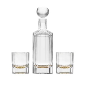 Ensemble composé d'une carafe à whisky & de 2 verres à whisky old fashionned en authentique cristal de bohême taillé, avec un fond en or 24 carats. Création de Moser, la plus prestigieuse cristallerie de Bohême. Collection Solaris.