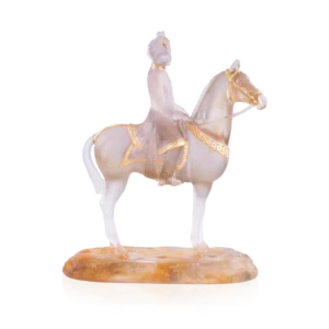 Sculpture d'un Cavalier Marwari en pâte de verre de la prestigieuse cristallerie Daum, avec une finition à la feuille d'or.