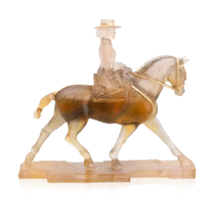 Sculpture d'une Cavalière Andalouse en pâte de verre de la prestigieuse cristallerie Daum, avec une finition à la feuille d'or.