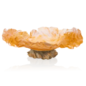 Centre de Table Rose Royale en pâte de verre de la prestigieuse cristallerie Daum. Modèle Prestige, avec une finition à la feuille d'or sur un bouquet de deux roses.