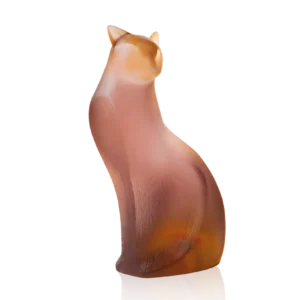 Sculpture d'un Chat Assis en pâte de verre de la prestigieuse cristallerie Daum, réalisée en collaboration avec l'artiste Xavier Carnoy. Couleur gris rose.