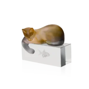 Sculpture d'un chat en pâte de verre, de la prestigieuse cristallerie Daum. Couleur ambre & gris.