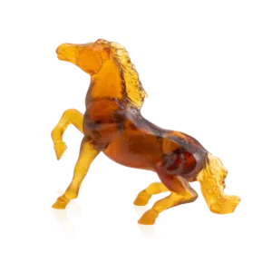 Sculpture en pâte de verre d'un cheval sauvage de la prestigieuse cristallerie Daum, réalisée en collaboration avec l'artiste Jean-François Leroy. Couleur marron.