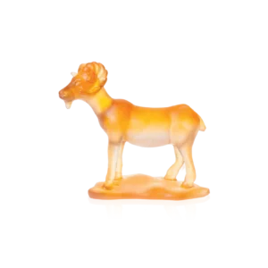 Sculpture en pâte de verre d'une chèvre de la prestigieuse cristallerie Daum, tirant symbole de l'horoscope chinois. Couleur ambre.