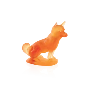 Sculpture du chien de l'horoscope chinois de la prestigieuse cristallerie Daum. Couleur ambre.
