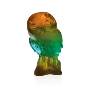 Sculpture de la Chouette Edwige en pâte de verre de la prestigieuse cristallerie Daum. Couleur verte & ambre.