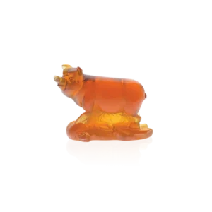 Sculpture en pâte de verre d'un cochon de la prestigieuse cristallerie Daum, tirant symbole de l'horoscope chinois. Couleur ambre.