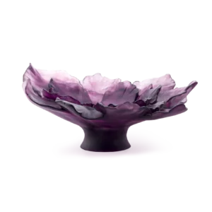 Coupe en pâte de verre de la prestigieuse cristallerie Daum, collection Camélia. Couleur violette, grand modèle.