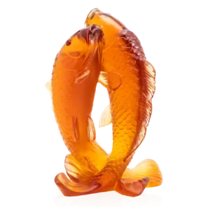 Sculpture en pâte de verre de la prestigieuse cristallerie Daum symbolisant un couple de carpes.