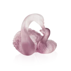 Sculpture d'un couple de cygnes en pâte de verre de la prestigieuse cristallerie Daum. Couleur rose.