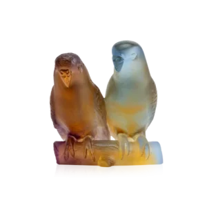 Sculpture d'un couple de perruches en pâte de verre de la prestigieuse cristallerie Daum. Couleur ambre.