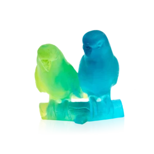 Sculpture d'un couple de perruches en pâte de verre de la prestigieuse cristallerie Daum. Couleur bleue.