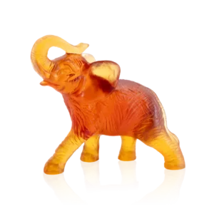 Sculpture d'un éléphant ambre en pâte de verre, de la prestigieuse cristallerie Daum.