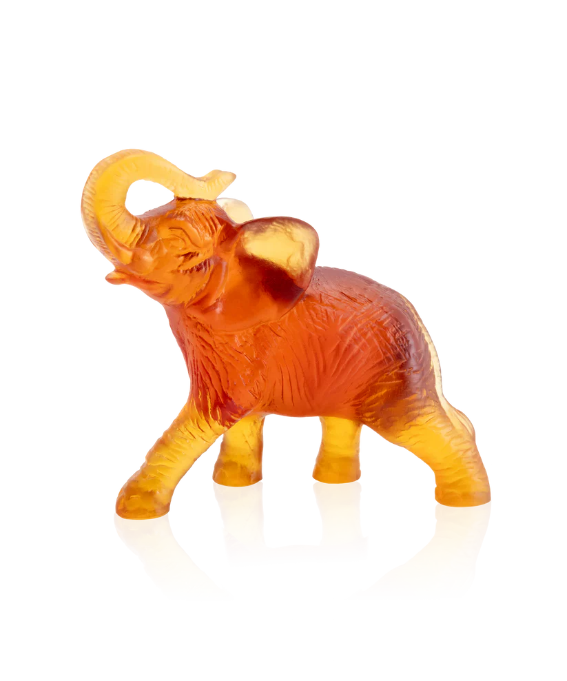 Sculpture d'un éléphant ambre en pâte de verre, de la prestigieuse cristallerie Daum.