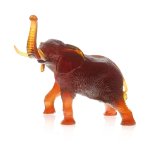 Sculpture en pâte de verre d'un éléphant de la prestigieuse cristallerie Daum, réalisée en collaboration avec l'artiste Jean-François Leroy. Couleur ambre, grand modèle.