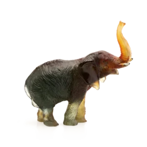 Sculpture en pâte de verre d'un éléphant de la prestigieuse cristallerie Daum, réalisée en collaboration avec l'artiste Jean-François Leroy. Couleur verte & ambrée, moyen modèle.