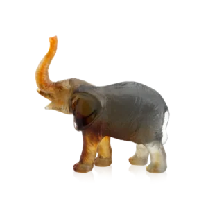 Sculpture en pâte de verre d'un éléphant de la prestigieuse cristallerie Daum, réalisée en collaboration avec l'artiste Jean-François Leroy. Couleur verte & ambrée, petit modèle.