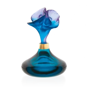 Flacon de parfum en pâte de verre de la prestigieuse cristallerie Daum, collection Arum. Couleur bleu nuit.